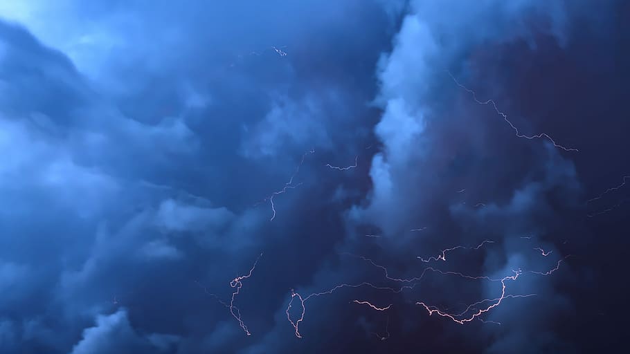 baix, fotografia d'angle, fosc, ennuvolat, cel, tempesta, núvols, parpelleja, núvol de tempesta, endavant, naturalesa, flaix, temps, núvols foscos, núvol, l'estat d'ànim del temps, cloudformation, amenaçador, gewitter stimmung, místic, estiu, humor, fenomen natural, trist, núvols d'estiu, dramàtica, atmosfera, núvol - cel, poder a la natura, poder, llamps, bellesa a la natura, nit, cap gent, medi ambient, cel dramàtic, electricitat, vista d’angle baix, signe, comunicació, senyal d'advertència, a l'aire lliure, vent, meteorologia, Font d'alimentació, pluja, clima, 4K