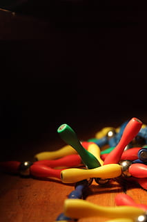 magnet, farver, elementer, lys, rød, ingen mennesker, multi farvet, tæt på, kunstkultur og underholdning, valg, indendørs, studio skud, natteliv, kopiere plads, bord, stilleben, variation, træ - materiale, selektiv fokusering, stor gruppe af objekter, Kunst og håndværk, kreativitet, skriveinstrument, grøn farve, overflod, kunst og håndværk udstyr, 4K, CC0, offentligt domæne, royaltyfrie