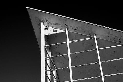 fotografía en escala de grises, arco de metal roofg, edificio triangular en escala de grises, arquitectura, edificio, agudo, decaer, techo, nadie, vista de ángulo bajo, naturaleza, al aire libre, número, playa, transporte, estructura construida, metal, día, barco náutico, agua, mar, material de madera, hecho por el hombre, luz del sol, de cerca, tierra, aleación, hormigón, acero, 2K, CC0, dominio público, libre de derechos