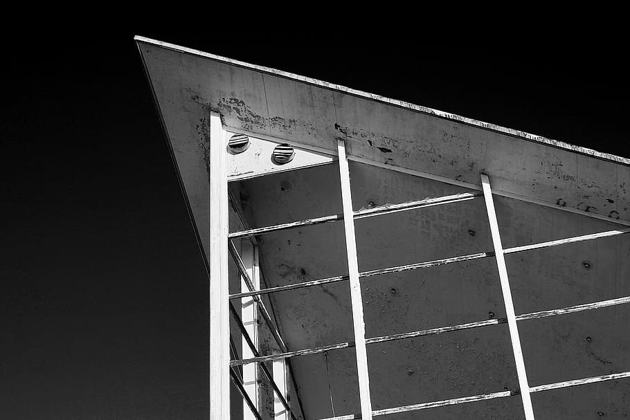 gråtonebilleder, metal arch roofg, gråtonet trekantet bygning, arkitektur, bygning, skarp, henfald, tag, ingen mennesker, lav vinkel visning, natur, udendørs, nummer, strand, transportmidler, bygget struktur, metal, dag, nautiske fartøj, vand, hav, træ - materiale, manden lavet, sollys, tæt på, jord, legering, beton, stål, 2K