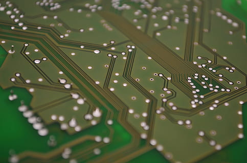 primer pla, foto, verd, targeta de circuits, electrònica, pissarra, Enginyeria Elèctrica, circuits, circuit, tecnologia, components, llauna, corrent, elektroniker, traça, circuit imprés, maquinari, conductors, component, marró, plata, color verd, cap gent, a l'interior, dia, xip d’ordinador, placa base, naturalesa, indústria electrònica, fons, enfocament selectiu, connexió, indústria, patró, equips informàtics, marc complet, equipament, part de l’ordinador, comunicació, complexitat, component elèctric, 4K, CC0, domini públic, lliure de regalies