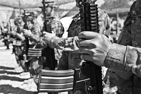 soldater, bedrift, rifler, gråtonebilleder, hær, våben, kugler, projektiler, krig, farligt, afghanistan, maskinpistol, kanon, skydning, patron, kamouflage battledress, camouflage, battledress, camouflage suit, dragt, bekæmpe, soldat, bevæbnede styrker, militær, mennesker, riffel, herrer, rigtige mennesker, musikinstrument, by, fokus på forgrunden, musik, dag, gruppe af mennesker, gade, musikalsk udstyr, tilfældige mennesker, udendørs, stående, gademusiker, midsection, kunstkultur og underholdning, marked, afslappet tøj, regering, 5K, CC0, offentligt domæne, royaltyfrie