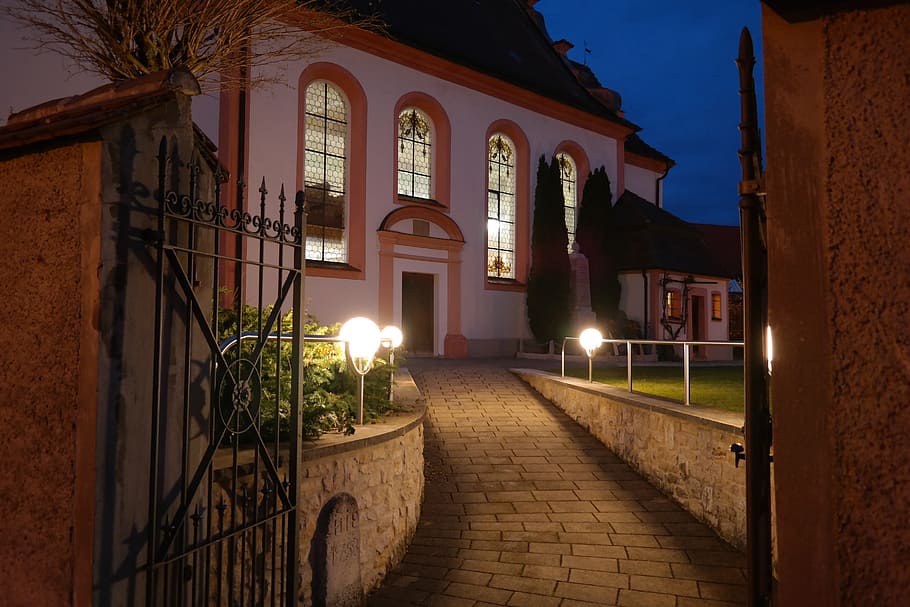lluny, objectiu, ingesta, entrada, Església, campanar, per la nit, il·luminat, parròquia evangèlica, st franziskus, cantant, església de st franziskus, arquitectura, estructura construïda, exterior de l'edifici, edifici, cap gent, finestra, naturalesa, sendera, equips d’il·luminació, planta, nit, creença, barri residencial, religió, arc, cel, lloc de culte, direcció, a l'aire lliure, columna arquitectònica, 5K