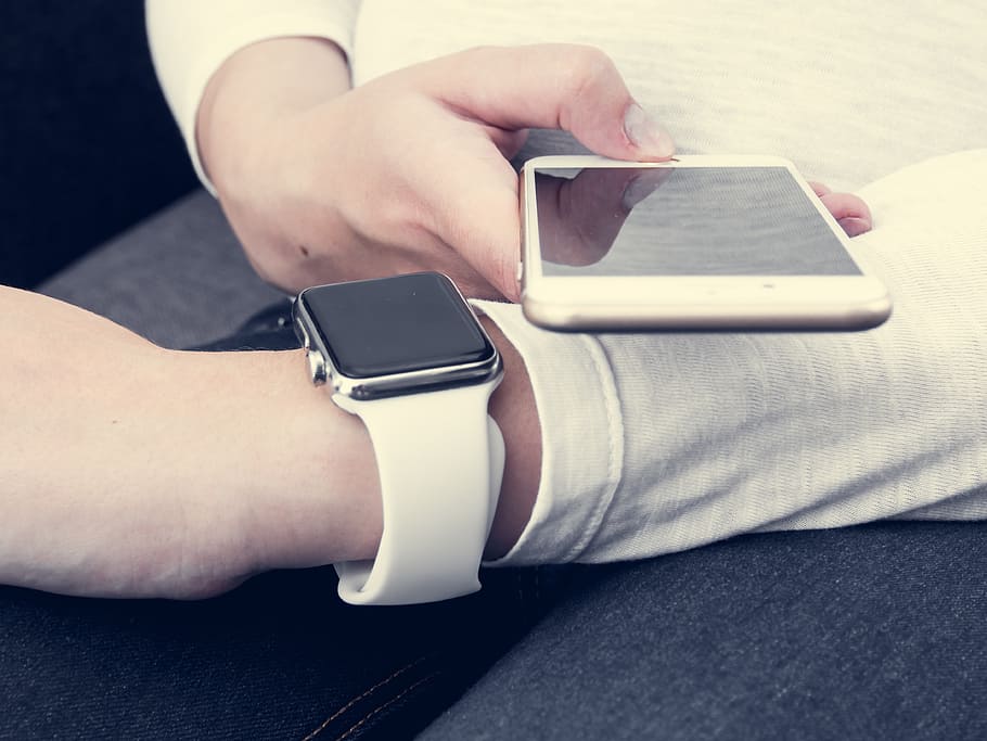 persona, celebració, iphone daurat, espai, gris, estoig d'alumini de poma, veure, blanc, banda d’esport, iphone, 6s, més, Miro, poma, pantalla, burla, amunt, dona, mà, utilitzar, smartphone, telèfon, rellotge, intel·ligent, noia, dispositiu, mòbil, jove, gent, estil de vida, utilitzant, aplicació, tocar, social, tecnologia, missatge, negocis, missatges de text, màrqueting, plantilla, disseny, gadget, mà humana, telèfon intel·ligent, telèfon mòbil, tecnologia sense fils, comunicació, dispositiu d’informació portàtil, connexió, part del cos humà, una persona, persones reals, pantalla tàctil, part del cos, a l'interior, primer pla, estils de vida, dit, navegar per la xarxa, 4K