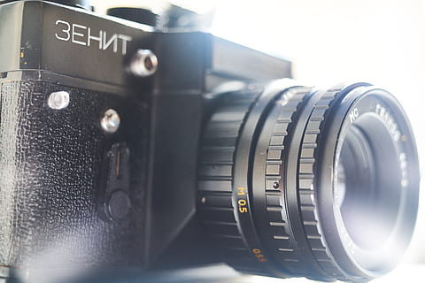 màquina, càmera, foto, vell, periodista, pel·lícula, fotògraf, joguines aficions, pel·lícules, macro, fotografia, foto del producte, viatjar, lent, bonic, ningú, horitzontal, navegador, sòlid, cap gent, detalls de tirs, daniel, tancar, fons, antiguitat, detall, primer pla, disseny, decoració, retro, decoratiu, blanc i negre, Rússia, rus, càmera - equip fotogràfic, temes de fotografia, lent - instrument òptic, tecnologia, lent - ull, equipament, color negre, estil retro, equip fotogràfic, sol objecte, enfocament selectiu, càmera digital, primer pla extrem, modern, cultura i entreteniment artístic, flare de la lent, càmera slr, 8K, CC0, domini públic, lliure de regalies