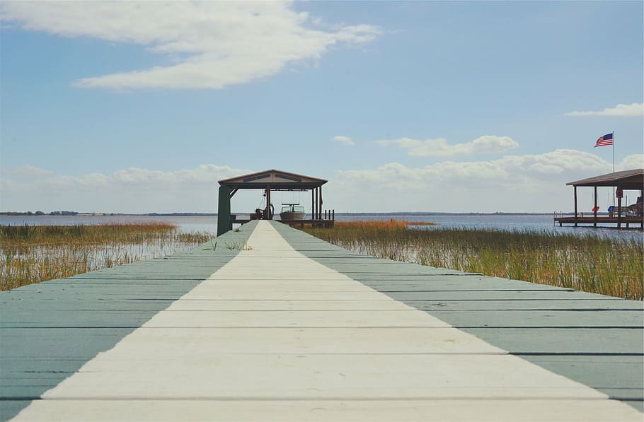 blanc, gris, fusta, moll, marró, verd, pissarra, caminar, Camí, casa de camp, llac, aigua, embarcacions, americà, bandera, EUA, blau, cel, núvols, estructura construïda, embarcador, dia, a l'aire lliure, arquitectura, tranquil·litat, núvol - cel, naturalesa, material de fusta, el camí a seguir, escena tranquil·la, direcció, cap gent, bellesa a la natura, glorieta, escenics - natura, sendera, perspectiva decreixent, panells de fusta, llarg, 1080P