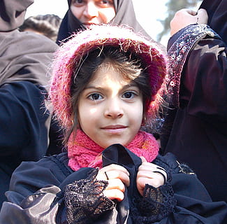 iran, barn, Teheran, rigtige mennesker, livsstil, fritidsaktivitet, Kvinder, portræt, piger, hunner, forfra, mennesker, kigger på kameraet, barndom, hovedskud, dag, tilfældige mennesker, voksen, afslappet tøj, bedrift, varme tøj, vinter, udendørs, datter, uskyld, 1080P, CC0, offentligt domæne, royaltyfrie