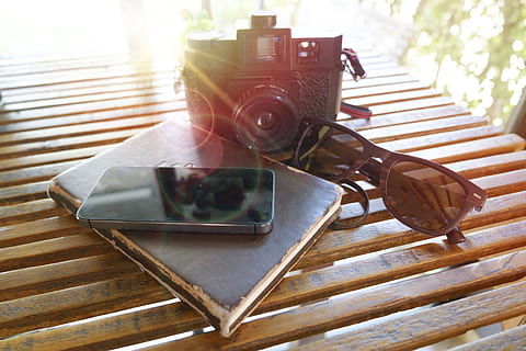 fusta, paisatge, ulleres de sol, càmera, llibre, la llum del dia, iphone, articles, objectes, a l'aire lliure, llum solar, taula, tecnologia, temes de fotografia, cap gent, estil retro, material de fusta, càmera - equip fotogràfic, dia, primer pla, natura morta, naturalesa, centrar-se en primer pla, vidre - material, menjar i beguda, activitat, nostàlgia, càmera digital, 4K, CC0, domini públic, lliure de regalies