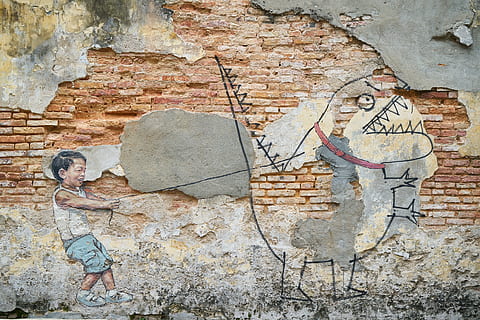chłopak, ciągnięcie, dinozaur, malarstwo ścienne na smyczy, kamień, cegła, stary, Ściana, graffiti, sztuka, artysta, farba, kino, konceptualistyczny, tło, piękny, sztuki piękne, zabawa, estetyka, fotografia, architektura, centrum miasta, data, Miasto, Malezja, azjatyckie, stary budynek, starożytne miasto, budynek, funkcja budowy ścian, ceglana ściana, zbudowana struktura, dzień, pełna długość, ludzie, sztuki i rzemiosła, styl życia, na zewnątrz budynku, kreatywność, wyblakły, na dworze, uszkodzony, porozumiewanie się, reprezentacja, pogorszenie, 5K, CC0, domena publiczna, darmowe zdjęcia