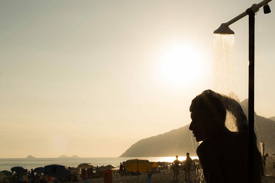 Bad, Dusche, Wasser, Sol, Silhouette, Strand, Ferien, Sommer-, Rio de Janeiro, Menschen, nur Frauen, nur eine frau, Mitte Erwachsener, eine Person, nur für Erwachsene, Erwachsene, Himmel, Berg, echte Menschen, Sonnenuntergang, Natur, Gebirge, Lebensstile, Schönheit in der Natur, Szenen - Natur, Frau, Taille hoch, die Architektur, Stehen, Sonnenlicht, draußen, Freizeitbeschäftigung, Frisur, 4K