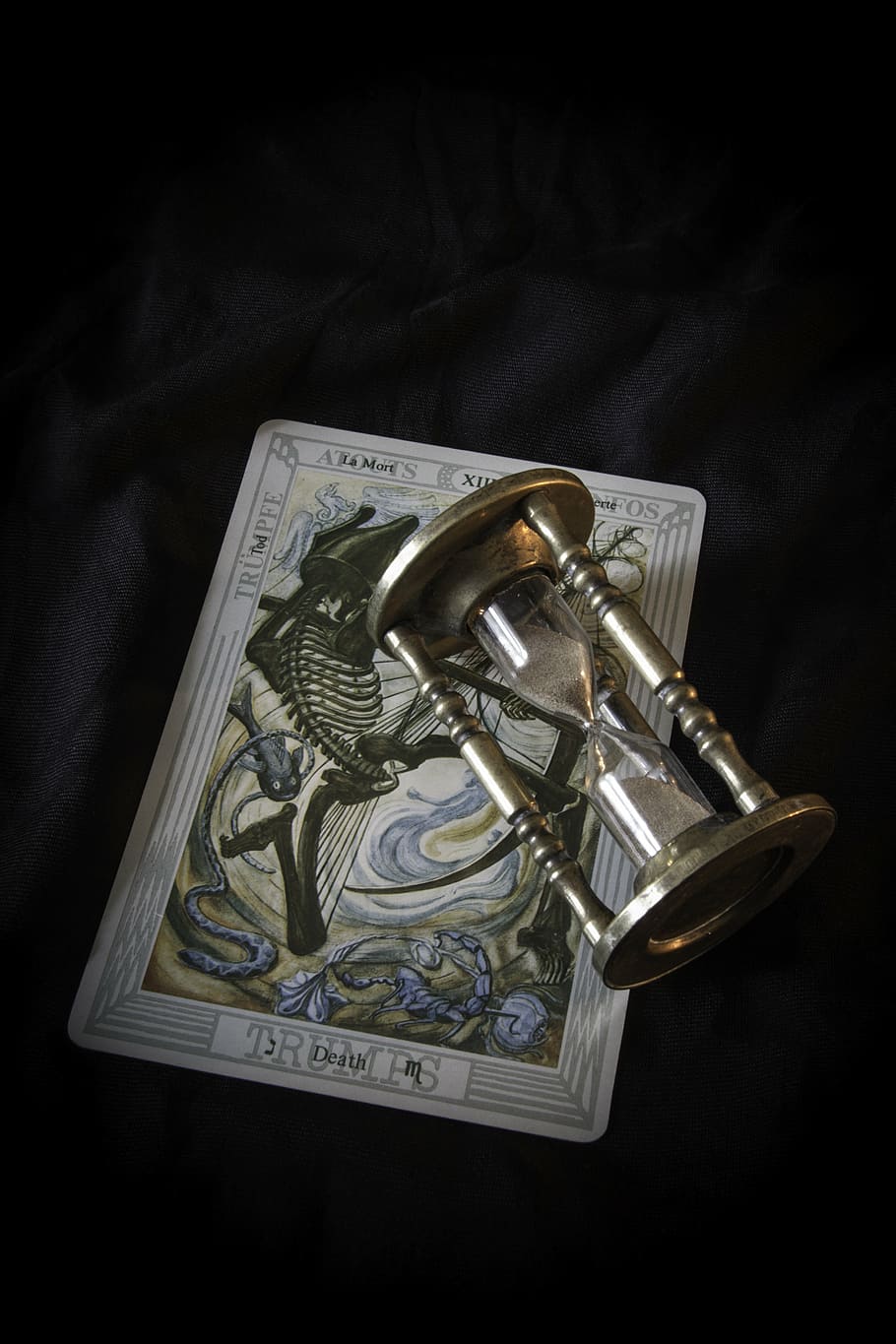 chiaro, clessidra, bianca, libro, tarocco, Morte, timer per le uova, Magia, fortuna, simbolo, futuro, buio, carte, predizione, Gotico, occulto, tarocchi, cartello, ponte, morto, girato in studio, sfondo nero, in casa, ricchezza, valuta cartacea, moneta, finanza, nessuno, vista dall'alto, avvicinamento, natura morta, rappresentazione, metallo, sfondo colorato, singolo oggetto, antico, Aperto, ritagliare, lusso, color argento, 5K