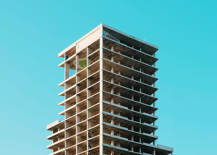 baix, fotografia d'angle, de gran alçada, edifici, cuc, fotografia de vista visual, blanc, construcció, estructura, marc de construcció, blau, cel, verd, horitzó, ciutat, urbà, geomètric, mínim, grunge, arquitectura, alt, estructura construïda, exterior de l'edifici, vista d’angle baix, cel clar, cap gent, dia, exterior d’edifici d’oficines, naturalesa, finestra, modern, oficina, còpia espai, a l'aire lliure, barri residencial, alta - alta, gratacels, fons blau, apartament, color turquesa, 4K
