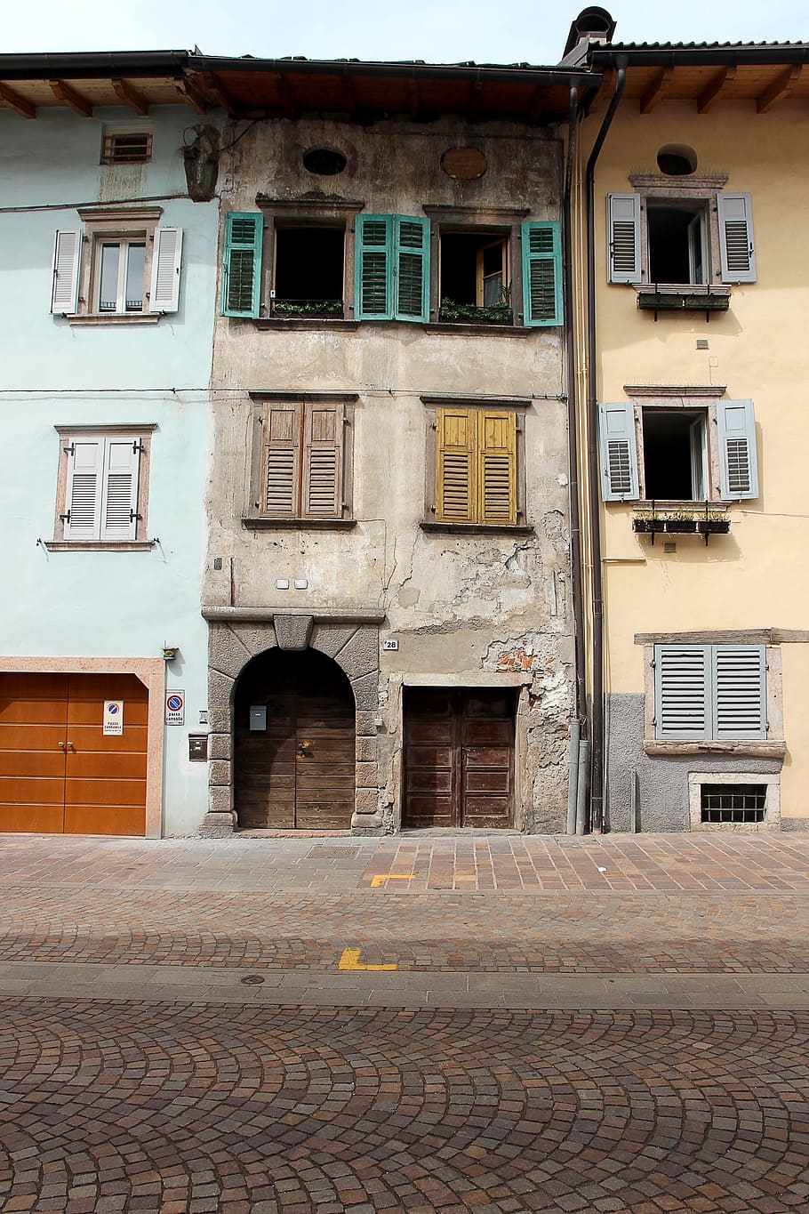 finestra, vecchio, vecchia finestra, facciata, storicamente, intemperie, legna, bicchiere, rottura, costruzione, finestre di legno, città vecchia, serramenti, otturatore, Aperto, esterno dell'edificio, architettura, struttura costruita, giorno, ciottolo, nessuno, quartiere residenziale, strada, all'aperto, città, Inquadratura dal basso, sentiero, Casa, modello, porta, Entrata, 4K