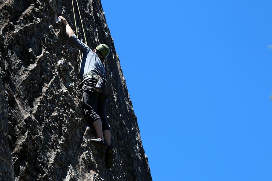 escalada de muntanya, home, escalada, corda, Esports extrems, trepitjant, perill, rapel, coratge, a l'aire lliure, risc, escalada en roca, força, Muntanyisme, homes, arnés de seguretat, una persona, gent, seguretat, desafiament, aventura, esport, vista d’angle baix, activitat, activitat d'oci, cel, naturalesa, rock - object, rock, signe, sòlid, formació de roca, habilitat, conquerir l'adversitat, esforç, 5K
