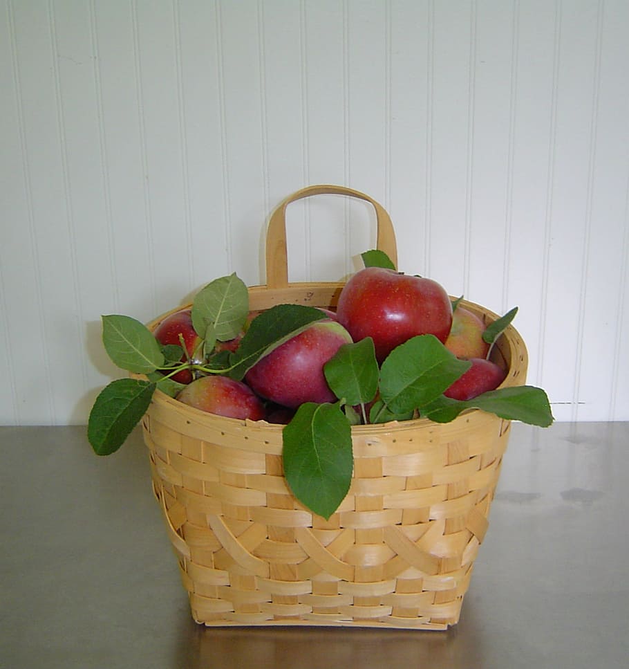 frugter, kurve, æbler, rød, lækker, fødevarer, tasker, Brun, naturlig, grøn, blade, grønne, grene, kollektion, opbevaring, lagring, sund og rask, sød, frisk, høst, mad, mad og drikke, sund kost, friskhed, frugt, velvære, indendørs, beholder, kurv, stilleben, blad, bord, ingen mennesker, plante del, grøntsag, æble - frugt, variation, murbygningsfunktion, valg, 1080P