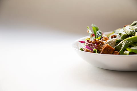 zeleninové jídlo, bílý, keramický, miska, mělký, zaostřovací fotografie, zeleniny, jíst, vegetariáni, jídlo, svěžest, salát, nikdo, jídlo a pití, Zdravé stravování, detail, studio shot, deska, ovoce a zelenina, připraven jíst, listový salát, zelená barva, selektivní zaměření, uvnitř, gurmán, a alternativ, barevný obraz, makro, rajče, kopie prostor, blahobyt, stálý život, maso, mexické jídlo, salátová mísa, organický, obloha, Svačina, 5K, CC0, veřejná doména, bez autorských práv