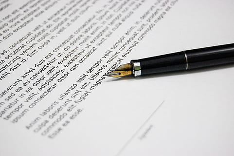 schwarz, Kalligraphiestift, Weiß, Papier-, weißes Papier, dokumentieren, Zustimmung, Unterlagen, Zeichen, Geschäft, Stift, Füller, Text, Rechtssystem, Schreibgerät, Kommunikation, Korrespondenz, Nahansicht, Schreiben, Gesetz, keine Leute, Verantwortung, Vertrag, Unterzeichnung, drinnen, Tinte, 2K, CC0, gemeinfrei, lizenzfrei