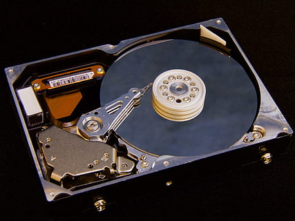 disk, čtenář, čtecí rameno, pevný disk, ks, to, hudba, technologie, umělecká kultura a zábava, nikdo, kov, hudební nástroj, zařízení, detail, studio shot, počítačovou část, uvnitř, lesklý, černé pozadí, počítač, jeden objekt, záznam, spojení, sdělení, data, elektrické zařízení, 4K, CC0, veřejná doména, bez autorských práv