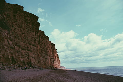 brun, fjell, hav, dagtid, Strand, side, klippe, Sky, himmel, vann, skygge, england, person, fugl, natur, stein, solfylt, dag, sky - himmel, arkitektur, bygget struktur, land, ingen folk, vegg, horisont over vann, skjønnhet i naturen, naturskjønnhet - natur, historie, rolig scene, ro, horisont, 5K, CC0, offentlig domene, opphavsrett gratis