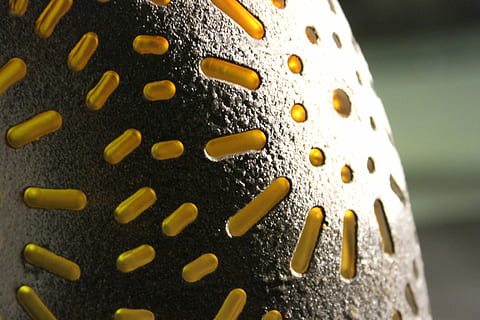 structuur, glas, kunst, oppervlakte, ontwerp, kleur, glas textuur, architectuur, patroon, detailopname, geen mensen, water, laten vallen, eten en drinken, binnenshuis, metaal, geel, nat, vorm, enkel object, achtergronden, regen, multi gekleurd, cirkel, tussendoortje, 5K, CC0, publiek domein, royaltyvrij