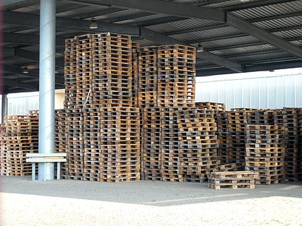 pallets, magazijn, stack, houten pallets, gestapeld, voorraad, op te slaan, europallets, hout, bedrijf, binnenshuis, industrie, ingebouwde structuur, fabriek, dag, architectuur, geen mensen, grote groep objecten, gebouw, overvloed, huiskamer, patroon, zonlicht, hout - materiaal, houder, natuur, in een rij, 2K, CC0, publiek domein, royaltyvrij