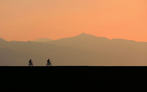 llum, carretera, alba, paisatge, retroil·luminat, bicicletes, núvols, ciclista, la llum del dia, vespre, tarda, exercici, boira, humà, muntanya, naturalesa, a l'aire lliure, escènic, silueta, cel, posta de sol, viatjar, passeig, transport, muntar a cavall, medi ambient, gent, escenics - natura, mamífer, bellesa a la natura, bicicleta, unió, terra, 4K, CC0, domini públic, lliure de regalies