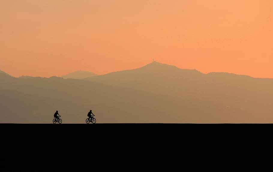llum, carretera, alba, paisatge, retroil·luminat, bicicletes, núvols, ciclista, la llum del dia, vespre, tarda, exercici, boira, humà, muntanya, naturalesa, a l'aire lliure, escènic, silueta, cel, posta de sol, viatjar, passeig, transport, muntar a cavall, medi ambient, gent, escenics - natura, mamífer, bellesa a la natura, bicicleta, unió, terra, 4K