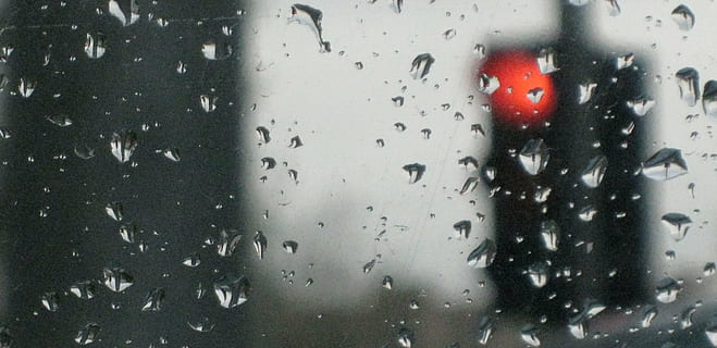 città, rosso, autista, finestra, gocce di pioggia, gocce d'acqua, guida, pioggia, luci rosse, lampione, far cadere, bagnato, acqua, vetro - materiale, mezzi di trasporto, modo di trasporto, natura, nessuno, trasparente, goccia di pioggia, auto, avvicinamento, in casa, veicolo a motore, stagione piovosa, 2K, CC0, dominio pubblico, privo di copyright
