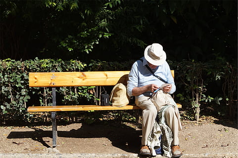 Mann, sitter, tre, benk, gammel, eldre, lesning, hatt, én person, sete, fritidsaktivitet, ekte folk, menn, full lengde, natur, dag, anlegg, livsstil, uformelt antrekk, klær, senior voksen, avslapning, vekst, parkbenk, utendørs, skjult ansikt, 1080P, CC0, offentlig domene, opphavsrett gratis