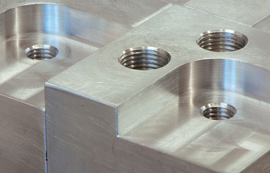 metall, fils, primer pla, polit, metàl·lic, acer, industrial, treballar, mecànic, perforat, forma, estructura, tècnic, a l'interior, vista d’angle alt, cap gent, natura morta, taula, equipament per a la llar, color plata, menjar i beguda, material de fusta, vidre, brillant, grup d'objectes, vidre - material, centrar-se en primer pla, restaurant, plata - metall, copa, contenidor, 4K