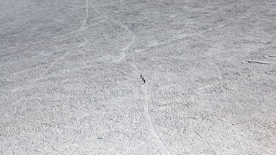 aèria, fotografia, gris, sòl, gent, caminar, plana, camp, pista, Camí, neu, muntanya, chamonix, alp, exploració, vista d’angle alt, dia, terra, naturalesa, tranquil·litat, bellesa a la natura, escena no urbana, persones reals, a l'aire lliure, escena tranquil·la, escenics - natura, paisatge, llum solar, platja, sorra, persona irreconeixible, 5K