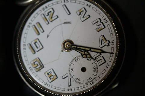 reloj, antiguo, la cara del reloj, tiempo de, hora, puntero, reloj de bolsillo, hora del dia, tiempo que indica, nostalgia, horas, número, solo objeto, foto de estudio, exactitud, de cerca, circulo, forma geometrica, adentro, nadie, fondo negro, forma, reloj de mano, instrumento de tiempo, metal, color plateado, minutero, manecilla de la hora, lujo, 5K, CC0, dominio público, libre de derechos
