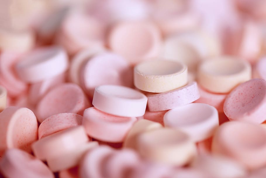 fotografia de desplaçament inclinat, rosa, lot de tableta de medicaments, poc profund, foto del focus, càpsules, caramels, comprimits, dolços, rodó, gran grup d'objectes, menjar, menjar i beguda, enfocament selectiu, cap gent, abundància, color rosa, primer pla, menjar dolç, dolç, a l'interior, excés, salut i medicina, menjar poc saludable, indulgència, medicina, variació, tir de l'estudi, temptació, cor dolç, 5K