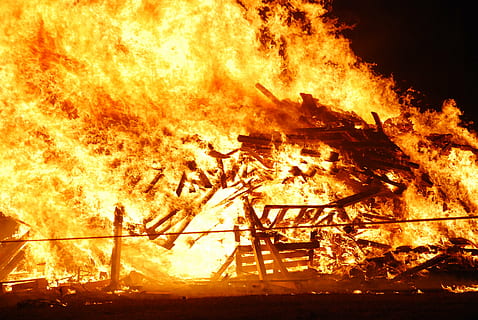 midsommer, ild, kan ildes, flamme, varme, brænde, Holzstapel, solhverv, brænding, varme - temperatur, brand - naturligt fænomen, ulykker og katastrofer, meddelelse, skilt, natur, advarselsskilt, ødelæggelse, glødende, nat, miljø, miljøspørgsmål, ingen mennesker, orange farve, bevægelse, træ - materiale, helvede, 4K, CC0, offentligt domæne, royaltyfrie