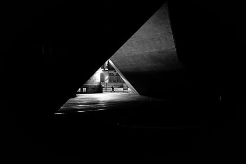 fotografia in scala di grigi, tunnel, triangolo, architettura, struttura, parete, calcestruzzo, zurigo, strada, geometria, b / w, monocromatico, struttura costruita, buio, in casa, nessuno, la strada davanti, scala, direzione, costruzione, gradini e scale, ringhiera, assenza, giorno, natura, luce del sole, illuminato, copia spazio, mezzi di trasporto, luce alla fine del tunnel, soffitto, 5K, CC0, dominio pubblico, privo di copyright