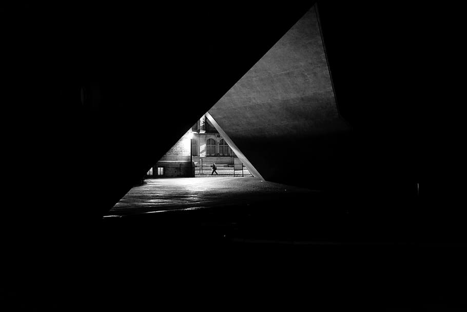 fotografia in scala di grigi, tunnel, triangolo, architettura, struttura, parete, calcestruzzo, zurigo, strada, geometria, b / w, monocromatico, struttura costruita, buio, in casa, nessuno, la strada davanti, scala, direzione, costruzione, gradini e scale, ringhiera, assenza, giorno, natura, luce del sole, illuminato, copia spazio, mezzi di trasporto, luce alla fine del tunnel, soffitto, 5K