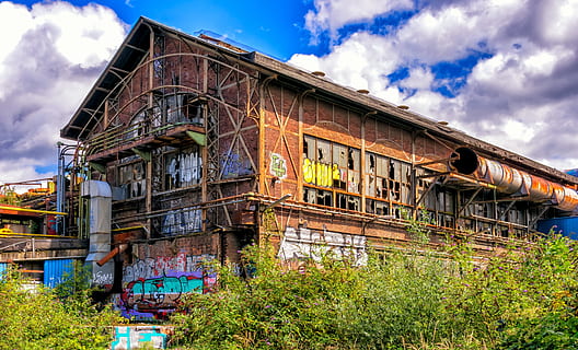 fábrica, sala, ladrillo, rojo, pforphoto, transcurrido, antigua fábrica, industria, pintada, edificio industrial, edificio de fábrica, atropellar, dividir, atmósfera, salir, antiguo, descuidado, fachada, históricamente, nostalgia, edificio, lugar perdido, arquitectura, estructura construida, exterior del edificio, cielo, nube - cielo, planta, naturaleza, abandonado, día, nadie, al aire libre, vista de ángulo bajo, dañado, árbol, casa, disminución, deterioro, arruinado, 5K, CC0, dominio público, libre de derechos