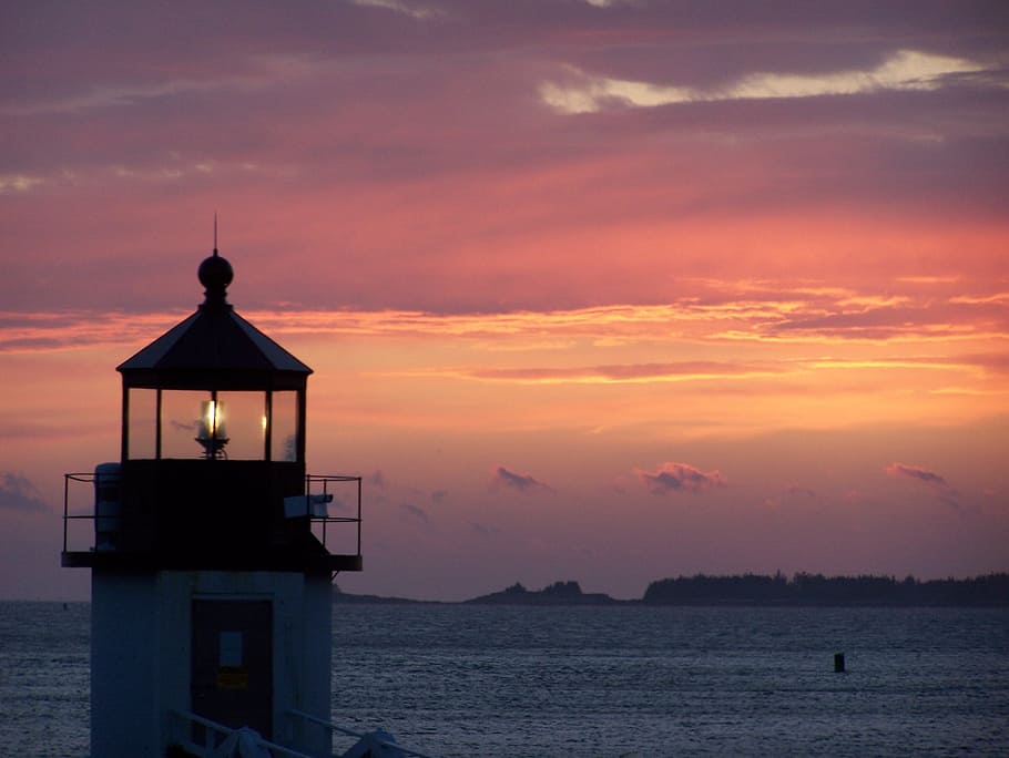 hvid, sort, fyr solnedgang, fyrtårn, solnedgang, vand, himmel, skyline, skyer, hav, lys, rejse, kystlinje, bygning, nautiske, navigation, ledestjerne, maritim, sikkerhed, bjælke, advarsel, signal, vejledning, arkitektur, tårn, struktur, beskyttelse, sky - himmel, skønhed i naturen, scenics - natur, orange farve, bygget struktur, rolig scene, ro, natur, bygning udvendig, horisont over vand, ingen mennesker, udendørs, 2K