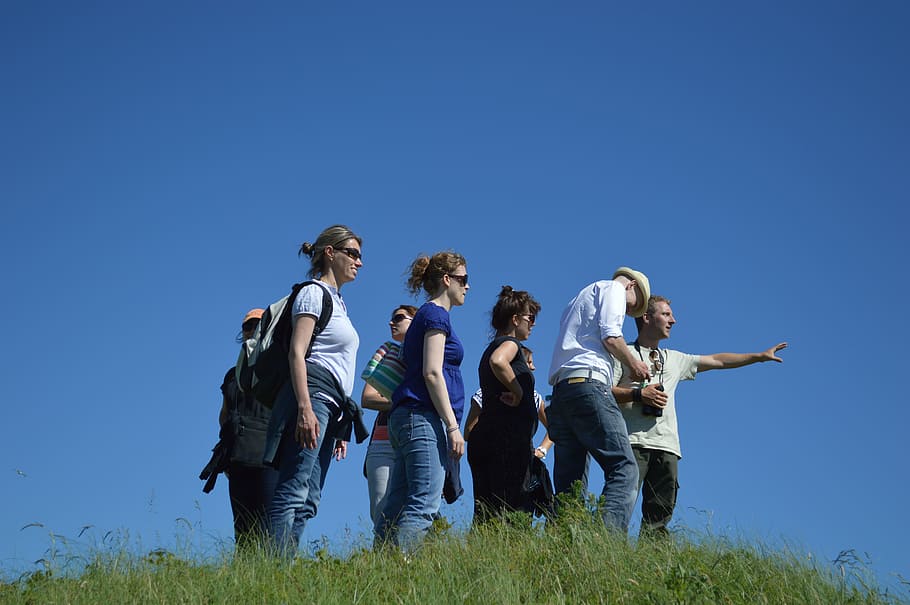 Gruppe, Menschen, Stehen, Grün, Rasenplatz, Blau, Himmel, Ausflug, Folgen, sehen, Tour, Sommer-, gehen, Gruppe von Leuten, klarer Himmel, Natur, Gras, Pflanze, Tag, Frau, Feld, Männer, kopieren sie platz, Flachwinkelansicht, Legere Kleidung, Erwachsene, Land, echte Menschen, Zusammengehörigkeit, mittlere gruppe von menschen, draußen, reife Männer, 5K