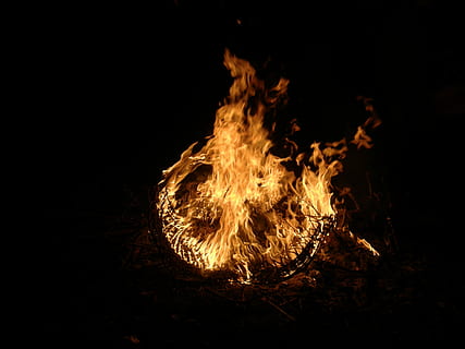 Feuerflamme, Osterfeuer, Feuer, brenne, Gelb, Feuer, Flamme, brennen, Feuerring, Lagerfeuer, Nacht-, Verbrennung, Hitze - Temperatur, Achtung, keine Leute, Feuer - natürliches Phänomen, glühend, Natur, orange Farbe, Land, Bewegung, Langzeitbelichtung, dunkel, Feld, draußen, Nahansicht, Holz - Material, schwarzer Hintergrund, 2K, CC0, gemeinfrei, lizenzfrei