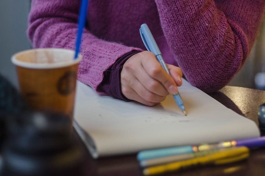 selektiv, fokus fotografie, Person, halten, Stift, Schreiben, Papier-, Tabelle, Kaffeetasse, verarbeiten, Zeichnung, Hände, Bürste, Zahl, Entwurf, Notizbuch, Stil, Manuskript, Porträt, Tagebuch, Arbeit, Getränk, eine Person, menschliche Hand, Hand, menschliches Körperteil, Essen und Trinken, Erwachsene, Becher, Erfrischung, Tasse, Mittelteil, drinnen, selektiver Fokus, Sweatshirt, Glas, Notizblock, Trinken, Teetasse, 4K