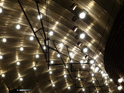 il·luminació, llums, manta, infern, sembla, bombetes, il·luminat, equips d’il·luminació, sostre, a l'interior, vista d’angle baix, cap gent, arquitectura, llum, brillant, penjant, estructura construïda, llum elèctrica, electricitat, patró, llum - fenomen natural, decoració, marc complet, llum penjant, nit, en fila, color plata, 4K, CC0, domini públic, lliure de regalies