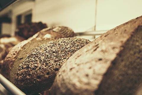 selektiv, fokus, bakt, brød, kjeve, bakeri, bake, mat, baker, yrke, håndverket, arbeid, velsmakende, bauernbrot, hvete, brødskive, bakevarer, stift mat, selektiv fokusering, mat og Drikke, nærbilde, friskhet, ingen folk, spise sunt, velvære, stilleben, butikk, krydder, innendørs, natur, heap, dag, overflod, anlegg, 4K, CC0, offentlig domene, opphavsrett gratis