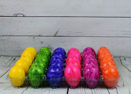 safata, de colors, ou, ous de colors, Pasqua, colorit, ous de Pasqua, Feliç Pasqua, caixa d’òvuls, multicolor, en fila, natura morta, arranjament, cap gent, a l'interior, menjar i beguda, variació, elecció, material de fusta, taula, costat a costat, menjar, grup d'objectes, vegetals, frescor, vista d’angle alt, grup mitjà d'objectes, ordre, alimentació saludable, porpra, menjar vegetarià, 4K, CC0, domini públic, lliure de regalies