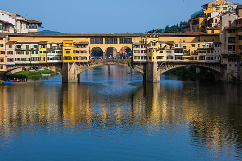 marró, groc, concret, edificis, aigua, durant el dia, pont, reflexió, florència, pont - estructura feta per l'home, arquitectura, riu, europa, història, Florència - Itàlia, lloc famós, ponte vecchio, arno river, estructura construïda, connexió, exterior de l'edifici, ciutat, transport, davant del mar, naturalesa, destinacions de viatge, cel, arc, pont d’arc, edifici, cap gent, paisatge urbà, a l'aire lliure, 5K, CC0, domini públic, lliure de regalies