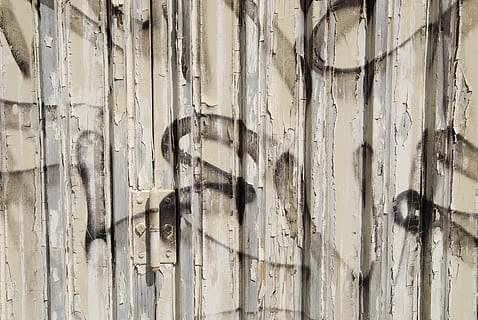 fusta, escates, estructura, resistent, vell, fons, pintura antiga, esquerdat, pintura, blanc, xips, graffiti, objectiu, porta, taules, marc complet, material de fusta, entrada, seguretat, cap gent, patró, textura, protecció, metall, espatllat, aixafar, dia, primer pla, declivi, a l'aire lliure, deteriorament, ungles, efecte texturat, 4K, CC0, domini públic, lliure de regalies