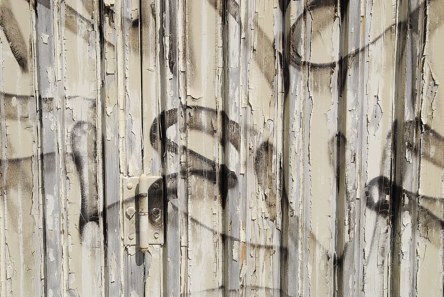 fusta, escates, estructura, resistent, vell, fons, pintura antiga, esquerdat, pintura, blanc, xips, graffiti, objectiu, porta, taules, marc complet, material de fusta, entrada, seguretat, cap gent, patró, textura, protecció, metall, espatllat, aixafar, dia, primer pla, declivi, a l'aire lliure, deteriorament, ungles, efecte texturat, 4K