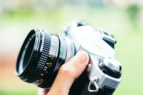 telecamera, avvicinamento, elettronica, mano, lente, macro, mano umana, temi fotografici, tecnologia, parte del corpo umano, macchina fotografica - attrezzatura fotografica, detenzione, attrezzatura fotografica, obiettivo - strumento ottico, concentrarsi sulle conoscenze acquisite, Camera digitale, attività, una persona, Fotografare, lente - occhio, moderno, fotografo, dito, fotocamera reflex, 2K, CC0, dominio pubblico, privo di copyright
