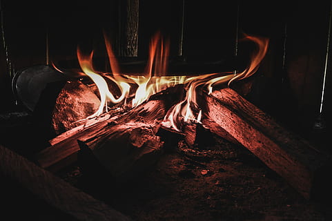 nezbytné, zavřít, fotografie, hrnec, hořící, palivové dříví, oheň, plamen, protokoly, dřevo, teplota - teplota, log, dřevo - materiál, požár - přírodní jev, řeřavý, nikdo, krb, Příroda, uvnitř, oranžová barva, pohyb, detail, noc, táborák, 5K, CC0, veřejná doména, bez autorských práv