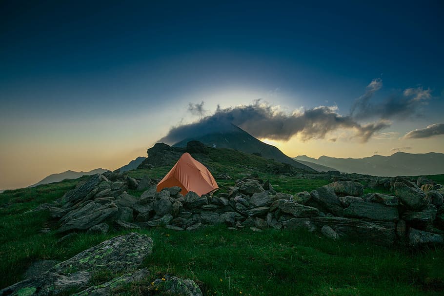 taronja, tenda de campanya, verd, muntanya, muntanya alta, núvol, cel, cim, cresta, paisatge, naturalesa, vall, herba, roques, tenda, a l'aire lliure, viatjar, campament, aventura, senderisme, posta de sol, estiu, escenics, escenics - natura, bellesa a la natura, medi ambient, escena tranquil·la, núvol - cel, tranquil·litat, escena no urbana, Serra, destinacions de viatge, sòlid, terra, cap gent, rock - object, cim de muntanya, 4K